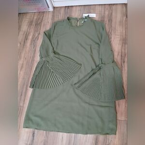 Elegant Green Pleated Sleeve Dress